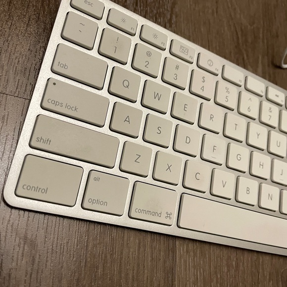 Apple Keyboard with USB - Picture 2 of 11